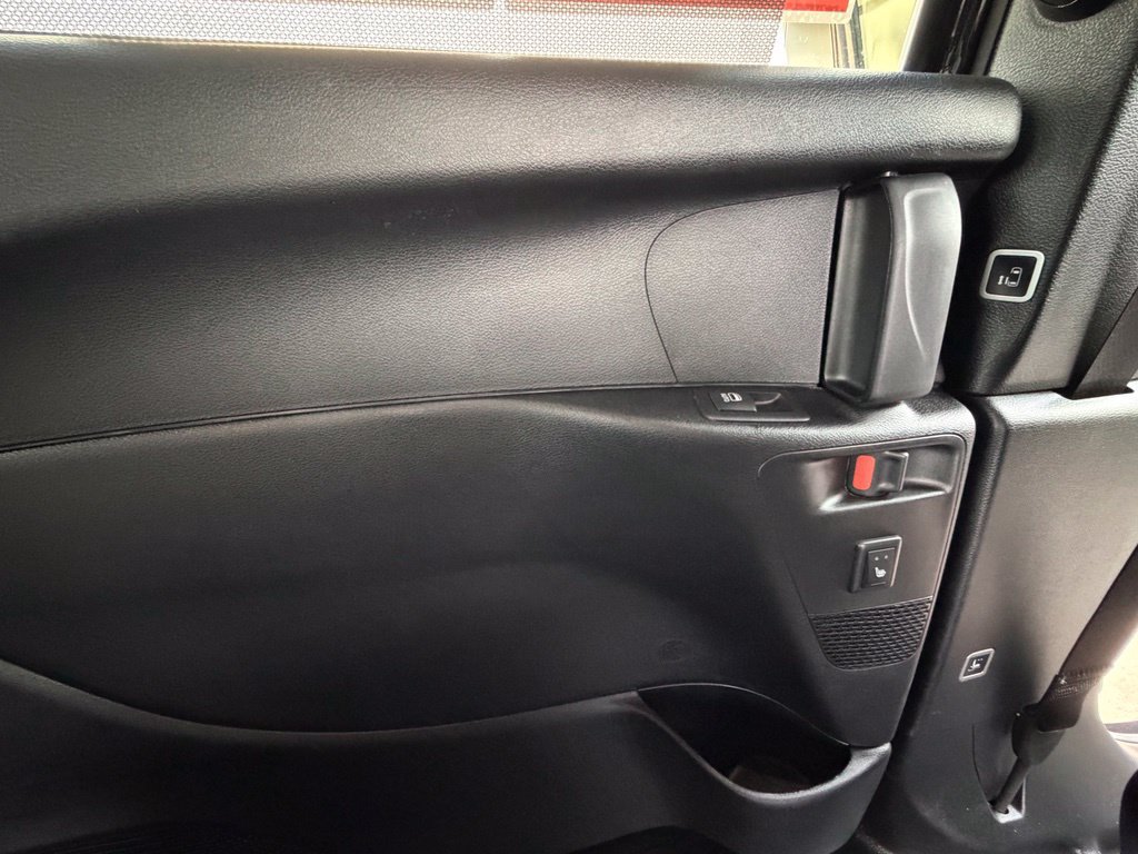 Used 2025 Chrysler Pacifica Limited FWD image 31
