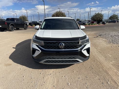 Used 2022 Volkswagen Taos SE FWD image 8