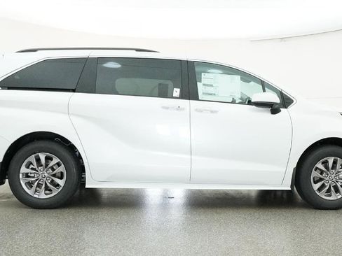 New 2026 Toyota Sienna XLE FWD image 8