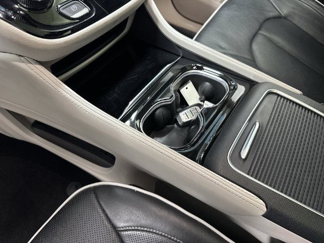 Used 2023 Chrysler Pacifica Limited FWD image 23