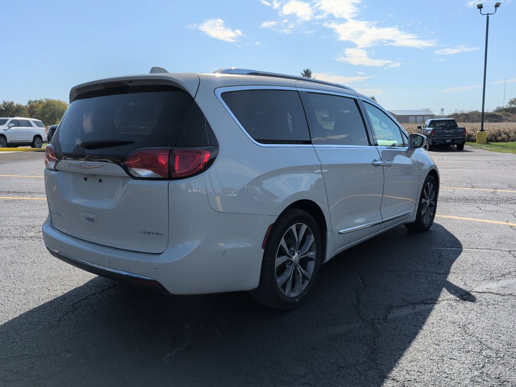 Used 2019 Chrysler Pacifica Limited w/ Tire & Wheel Group FWD image 5
