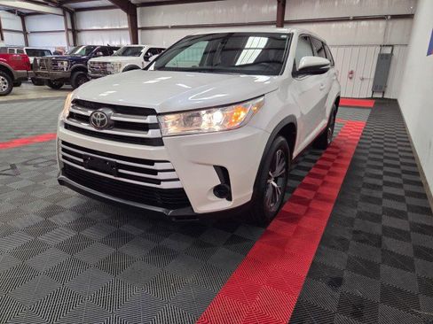 Used 2019 Toyota Highlander LE image 17