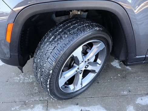 Used 2024 Jeep Grand Cherokee Limited w/ Luxury Tech Group II image 38