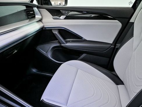 Used 2025 Volkswagen Tiguan SE w/ Panoramic Sunroof Package image 24