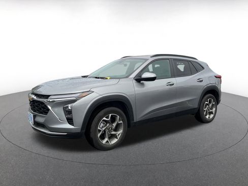 Used 2025 Chevrolet Trax LT image 3