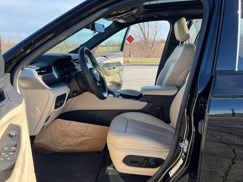 Used 2024 Jeep Grand Cherokee L Limited w/ Luxury Tech Group II image 13