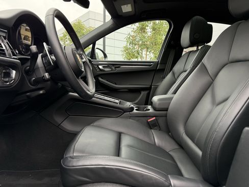 Used 2025 Porsche Macan image 13