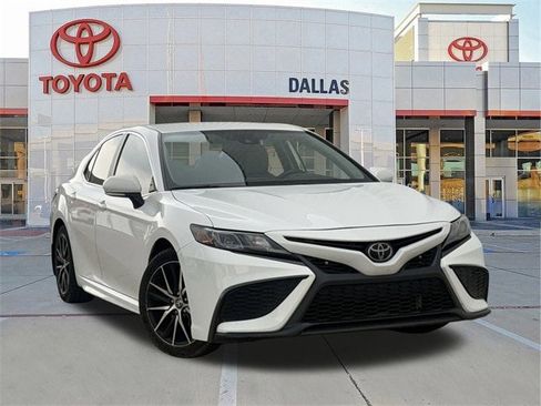 Used 2023 Toyota Camry SE image 1