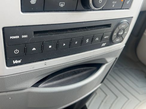 Used 2008 Chrysler Town & Country Limited w/ Entertainment Group #3 FWD image 16