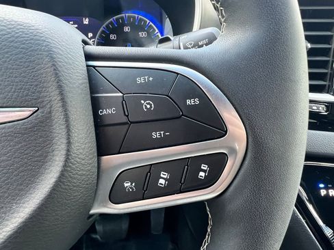 Used 2025 Chrysler Pacifica Select FWD image 30