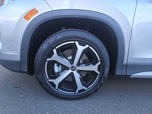 New 2025 Volkswagen Tiguan SE image 10