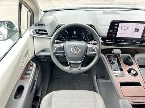 Used 2021 Toyota Sienna LE AWD/4WD image 26