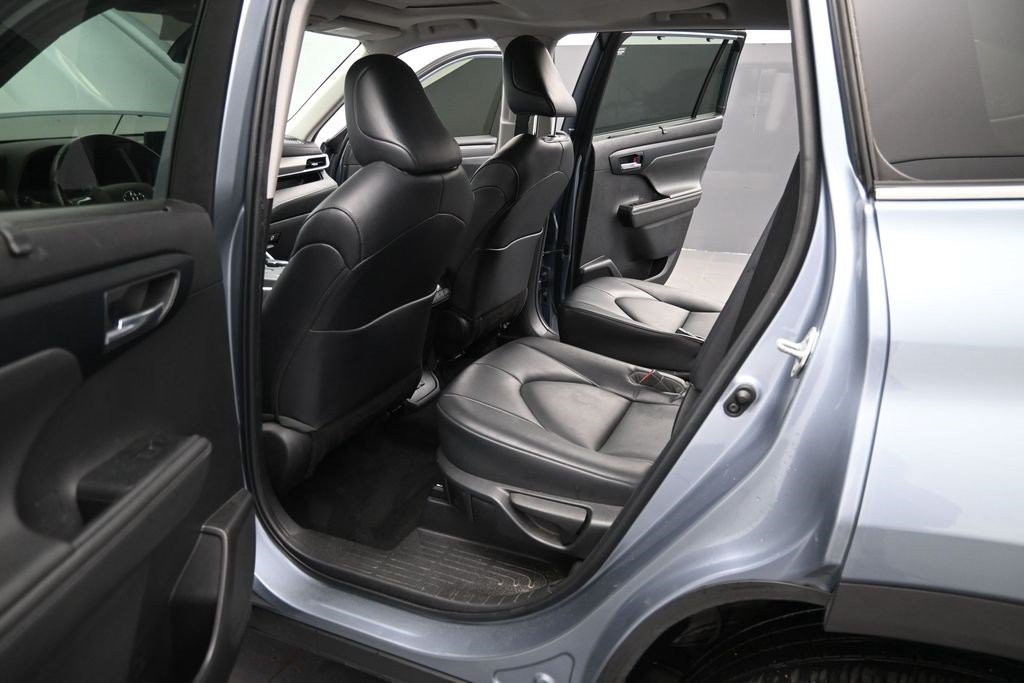 Used 2022 Toyota Highlander XLE FWD image 10