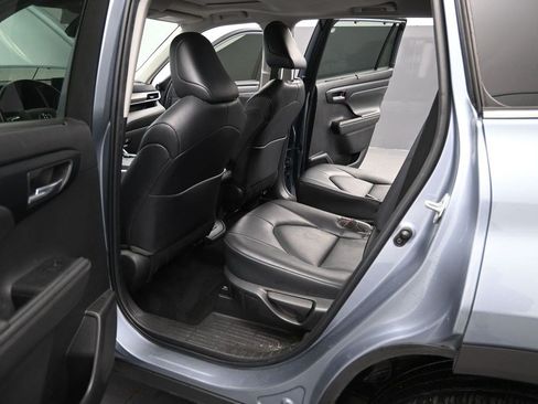 Used 2022 Toyota Highlander XLE FWD image 10