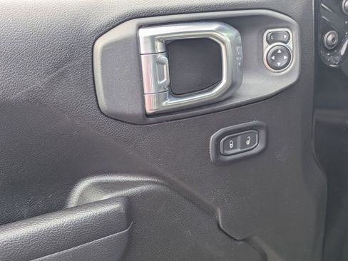 Used 2025 Jeep Wrangler Unlimited Rubicon w/ Convenience Group image 16