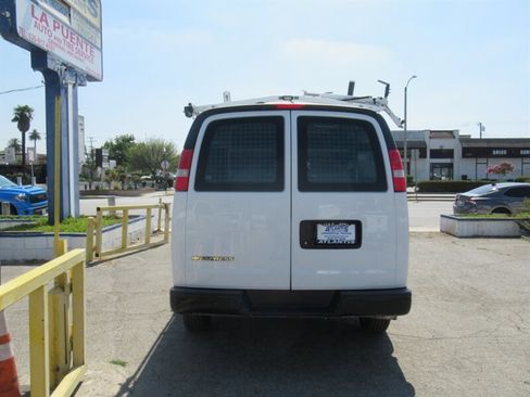 Used 2017 Chevrolet Express 2500 image 3