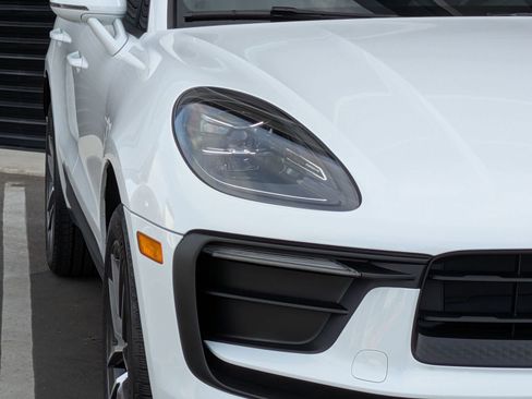 Certified 2025 Porsche Macan image 11