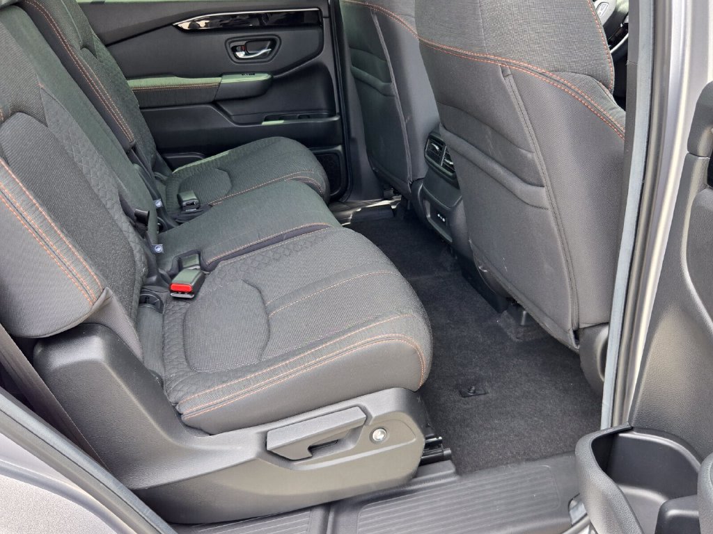 Used 2025 Honda Pilot Sport image 14