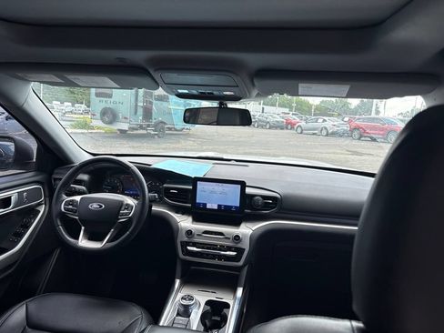 Used 2020 Ford Explorer XLT w/ Equipment Group 202A AWD/4WD image 10