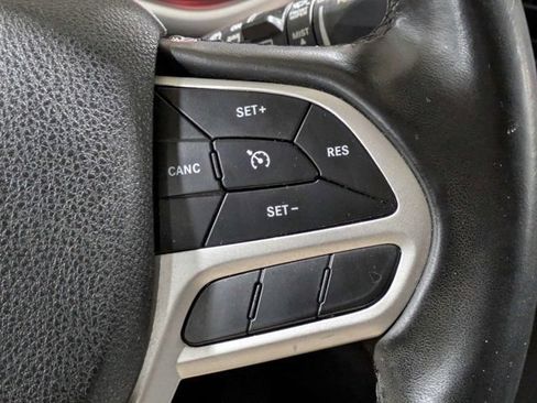 Used 2018 Jeep Cherokee Latitude Plus w/ Comfort/Convenience Group FWD image 28