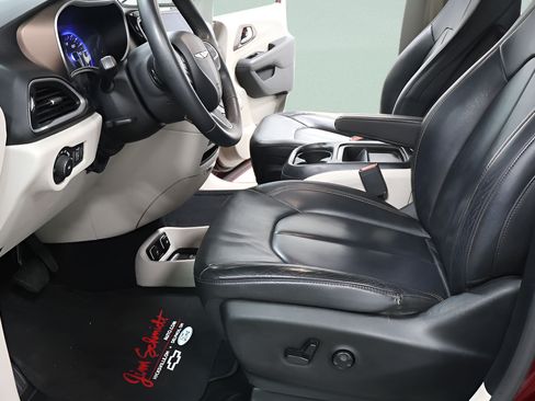 Used 2017 Chrysler Pacifica Touring-L FWD image 22