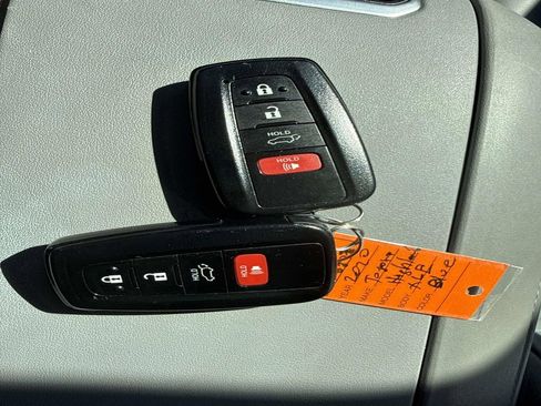 Used 2020 Toyota Highlander XLE image 15