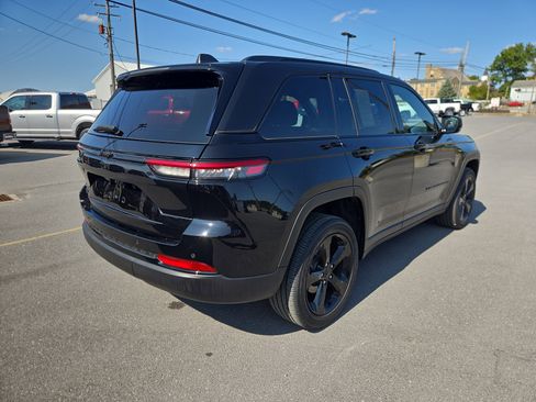 Used 2023 Jeep Grand Cherokee Altitude image 3