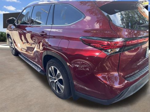 Used 2022 Toyota Highlander XLE image 2