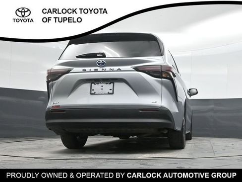 Used 2025 Toyota Sienna LE image 38