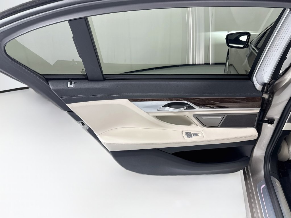 Used 2022 BMW 740i w/ Premium Package RWD image 26