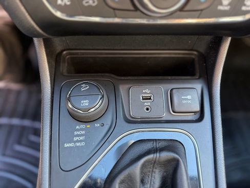 Used 2019 Jeep Cherokee Limited image 24