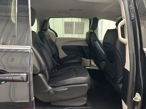 Used 2023 Chrysler Pacifica Touring-L image 16