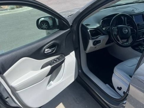 Used 2021 Jeep Cherokee Latitude Plus AWD/4WD image 12