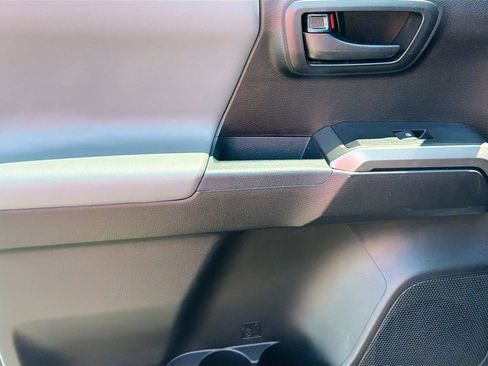 Used 2018 Toyota Tacoma SR5 RWD image 23