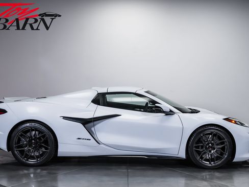 Used 2024 Chevrolet Corvette Z06 RWD image 14