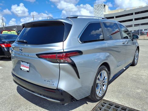 Used 2024 Toyota Sienna Platinum FWD image 26