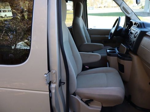 Used 2009 Ford E-350 and Econoline 350 Super Duty Wagon image 22