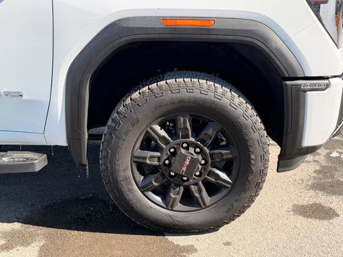 Used 2025 GMC Sierra 2500 AT4 image 20