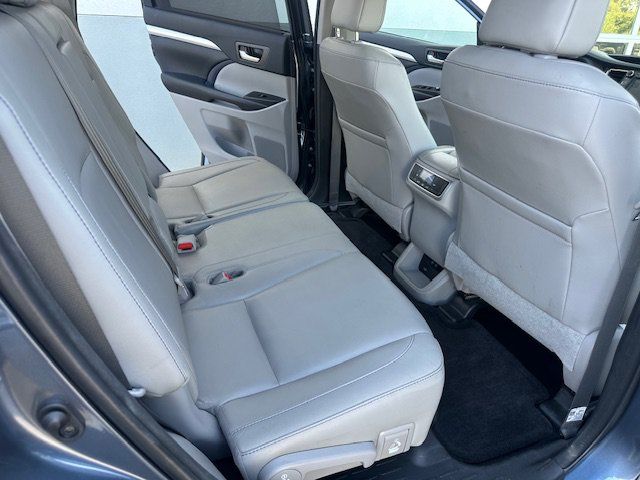 Used 2018 Toyota Highlander XLE w/ Carpet Mat Package (TMS) FWD image 26