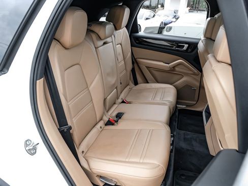 Used 2021 Porsche Cayenne AWD/4WD image 33