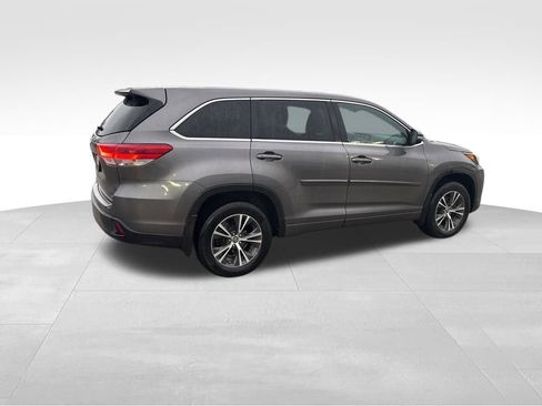 Used 2018 Toyota Highlander LE AWD/4WD image 30