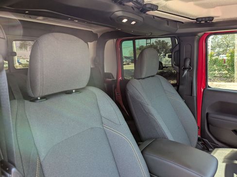 Used 2025 Jeep Gladiator Sport image 30