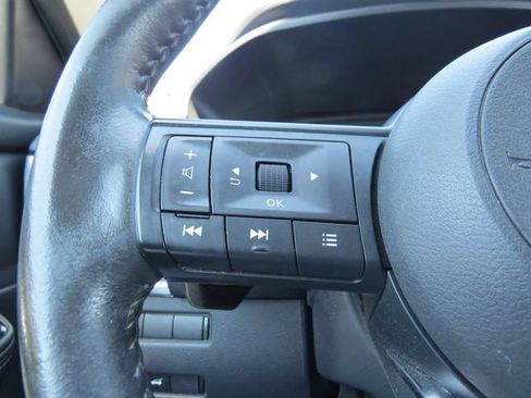 Used 2024 Nissan Rogue SV w/ SV Premium Package FWD image 17
