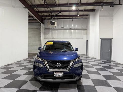 Used 2022 Nissan Rogue SV image 3
