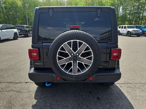 Used 2023 Jeep Wrangler Unlimited Sahara w/ Cold Weather Group AWD/4WD image 5