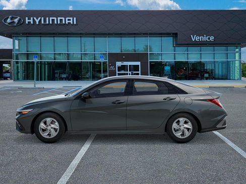 New 2026 Hyundai Elantra SE FWD image 3