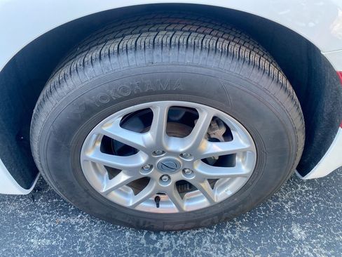 Used 2024 Chrysler Pacifica Touring-L FWD image 2
