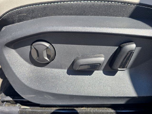Used 2025 Volkswagen Taos SE AWD/4WD image 17