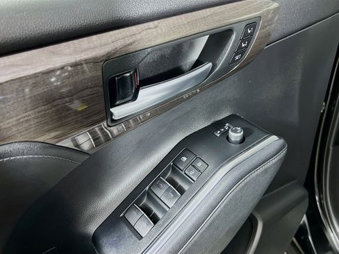 Used 2023 Toyota Highlander Limited image 19