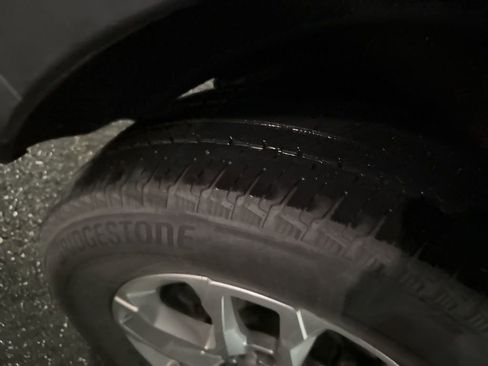 Used 2021 Chevrolet Traverse LT image 9